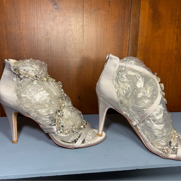 Stunning Silver Satin Crystal Encrusted Stiletto heels! 9US 42EU🤍🤍 - Picture 4 of 10